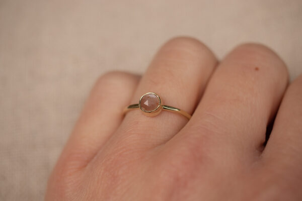 14k geelgouden 1.2 mm ronde ring met peach moonstone